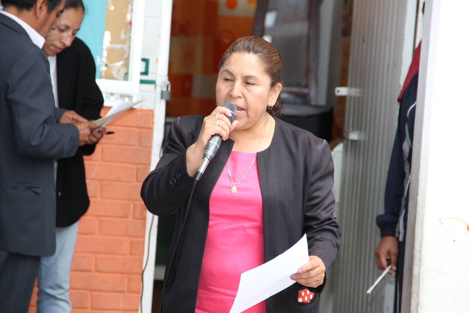 Por cerrazón de edil y directora de primaria puede perderse construcción de hospital en Zacatelco, acusan vecinos